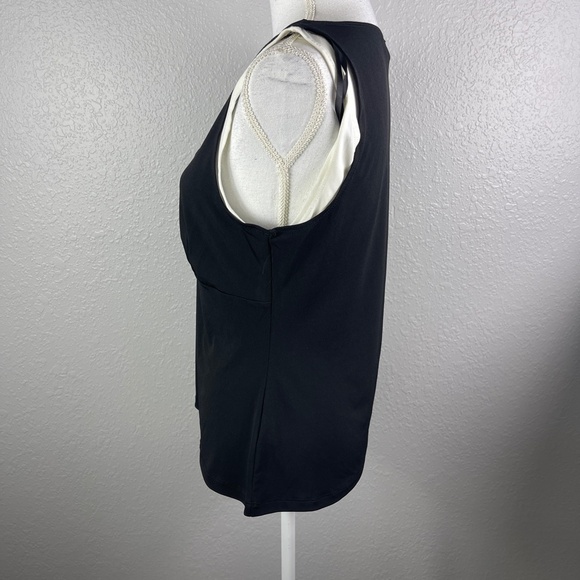 Black & white top with necklace attached - Picture 4 of 9